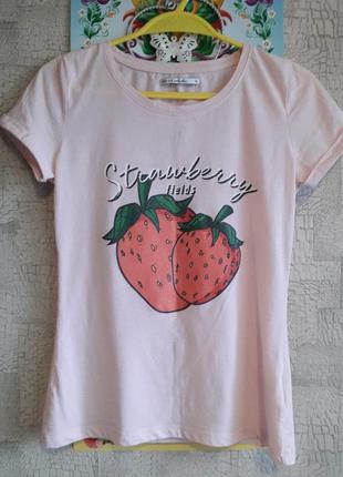 Женская яркая футболка с клубничками.