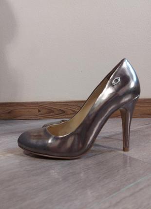 Серебристые туфли гуess