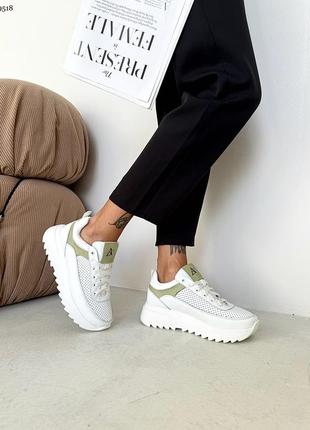 Білі жіночі кросівки з натуральної шкіри