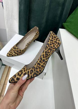 Туфли лодочки из натуральной итальянской кожи и замши женские на каблуках заколке леопардовые5 фото