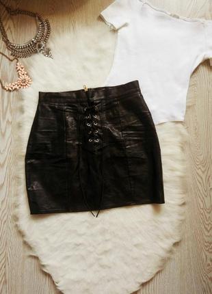Черная кожаная короткая мини юбка с люверсами шнуровкой завязками спереди2 фото