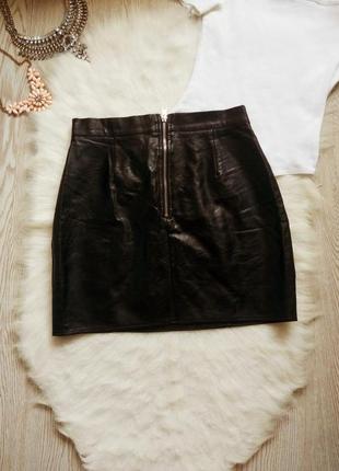 Черная кожаная короткая мини юбка с люверсами шнуровкой завязками спереди6 фото