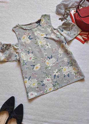 Блуза з відкритими плечима в квітковий принт