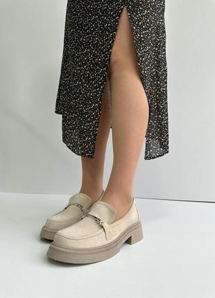 Бежеві лофери замша
