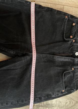 Черные прямые джинсы с разрезами4 фото