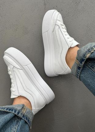 Білі шкіряні кеди