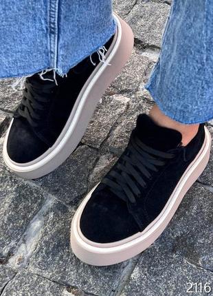 Жіночі чорні замшеві кеди на бежевій високій підошві