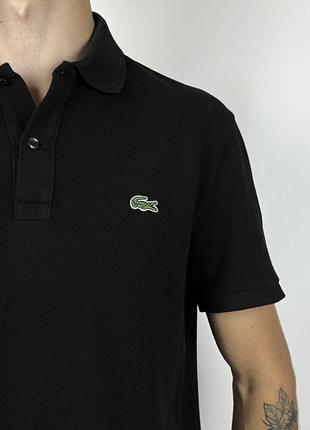 Яркое черное поло с логотипом от lacoste