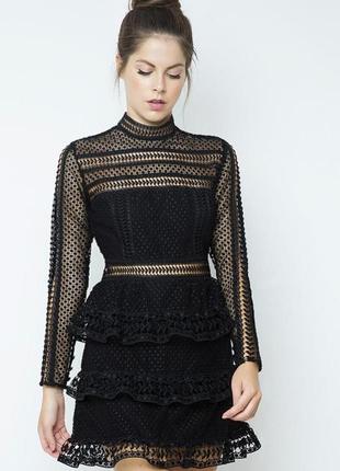 Брендове мереживне плаття prettylittlething етикетка