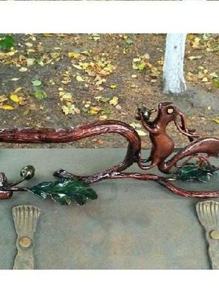 Собственноручно кованая дверная ручка в стиле природы с бегущей белочкой которая держит желудь с декором дуба