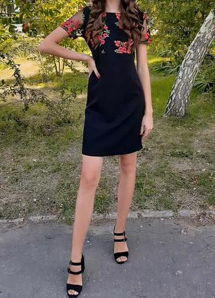 Чорна сукня з квітами