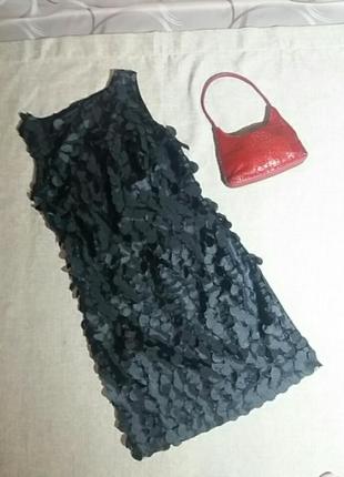 Сукня міді чорного кольору прямого напівприталеного крою. спереді декоровано цікавими кружечками з тканини