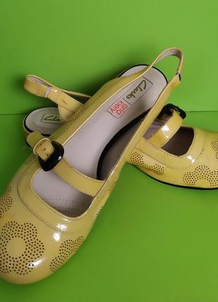 Жёлтые туфли босоножки на низком ходу clarks, 5d/384 фото