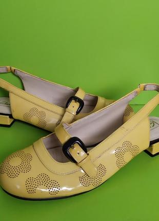 Жёлтые туфли босоножки на низком ходу clarks, 5d/381 фото