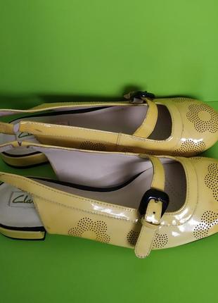 Жёлтые туфли босоножки на низком ходу clarks, 5d/387 фото