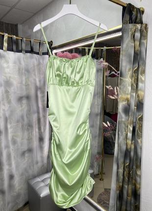 Атласное мини платье со сборкой на груди бренда na-kd