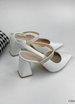 Женские белые туфли на каблуке5 фото