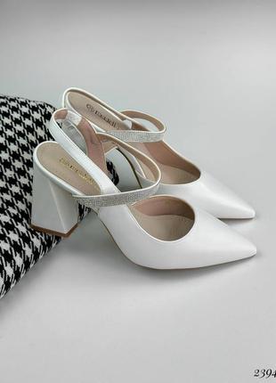 Женские белые туфли на каблуке6 фото