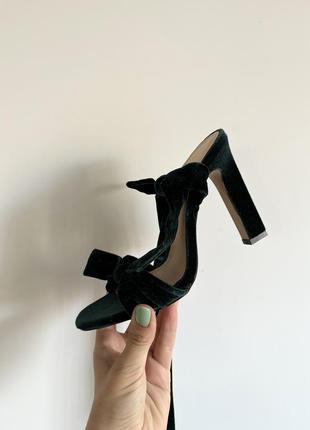 Велюрові босоніжки zara