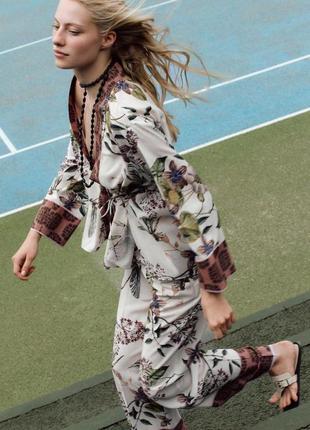 Принтованный брючный костюм с румашкой кимоно zara