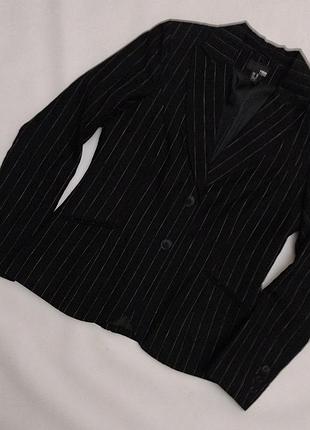 Черный льняной жакет в тонкую белую полоску