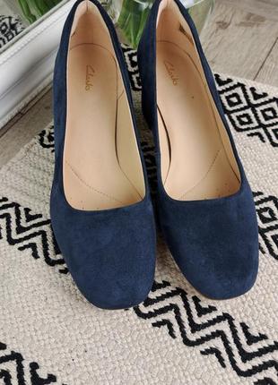 Брендовые изысканные замшевые туфли на каблуке clarks💙2 фото