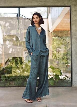 Брючный атласный костюм zara с рубашкой и жатым эффектом