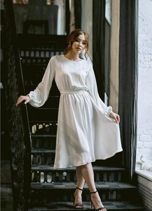 Белое атласное миди платье с поясом