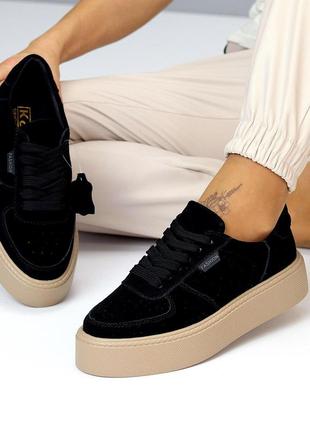 Жіночі кеди чорні замшеві натуральні на бежевій високій підошві