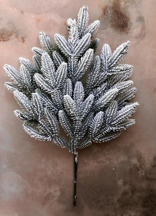 Декоративная искусственная хвоя литая еловая ветка classic 60 см заснеженая2 фото