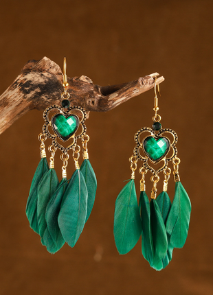 Сережки з пір'ям і каменем у формі серця. біжутерія. колір зелени