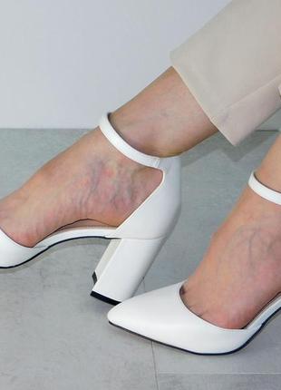 Туфли на устойчивом каблуке женские с ремешком белые4 фото