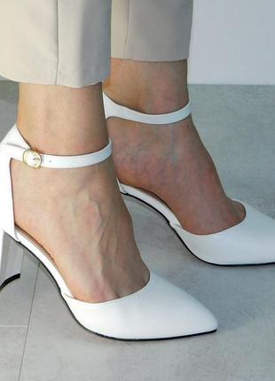 Туфли на устойчивом каблуке женские с ремешком белые8 фото
