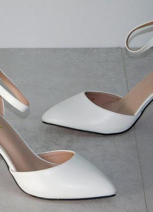 Туфли на устойчивом каблуке женские с ремешком белые9 фото