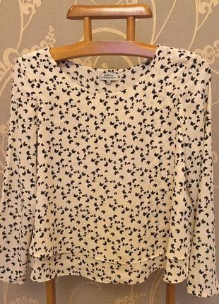 Очень красивая и стильная брендовая блузка в бабочках.