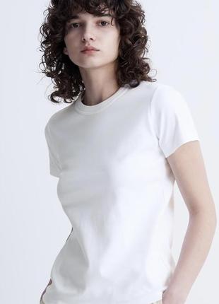 Белая базовая футболка uniqlo