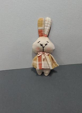 Текстильная брошь зайка