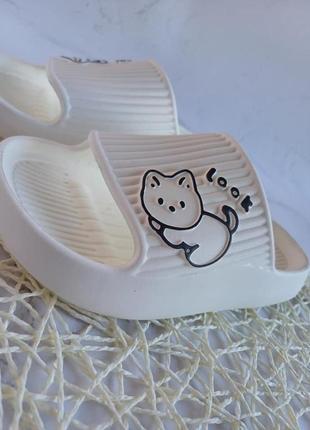 Симпатичные мягкие легкие шлепанцы/сланцы с котиком в белом цвете, размер 36-416 фото