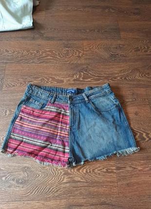 Джинсовые короткие  шорты.
