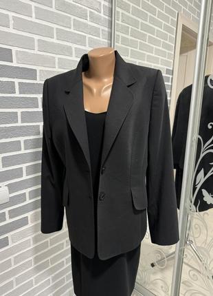 Чорний класичний жіночий піджак