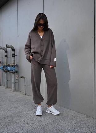 Трикотажный костюм-двойка состоящий из джемпера свободного кроя и трендовых палаццо.