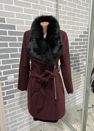 Пальто трендового цвета осени с искусственным мехом
