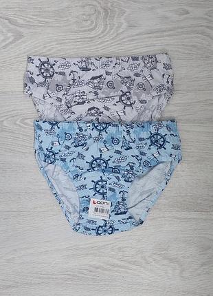 Хлопковые трусы на мальчике с принтом голубого и бежевого цветов