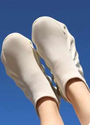 Жіночі трендові кросівки хінкалі на масивній підошві бежевого кольору.4 фото