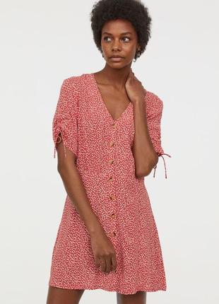 Коротка крепова сукня на гудзиках плаття в мілкий квітковий принт h&m