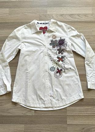 Вінтажна біла сорочка desigual vintage з малюнками та вишивкою
