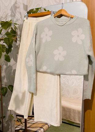 Свитер в цветочный принт