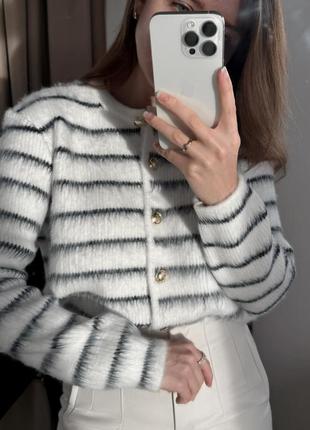 Белый кардиган в черную полоску с золотыми пуговицами в стиле celine🤍
