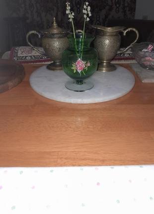 Изящная зелёная вазочка с цветком для подснежников2 фото
