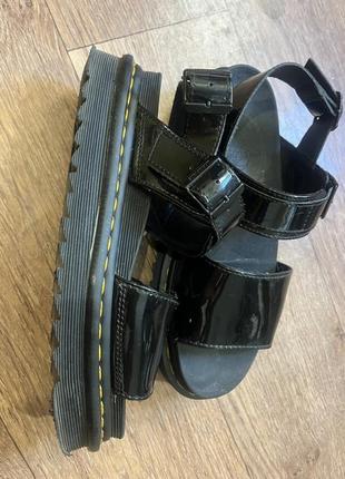 Босоніжки з лакової шкіри dr martens